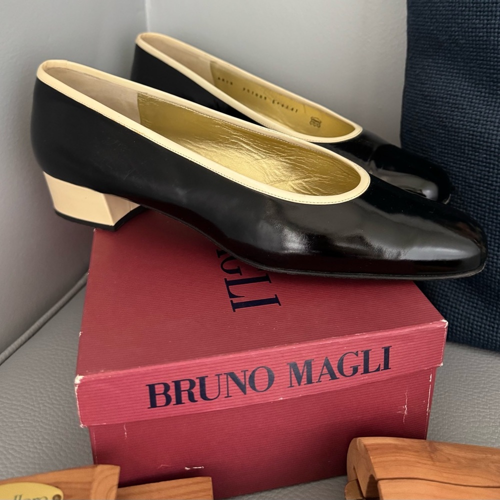 BRUNO MAGLI BLACK W/ CREAM TRIM PATENT LEATHER PUMPS SHOES SIZE 10AA  ITALY